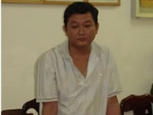 Nguyễn Minh Bảo nghe PC 46 đọc lệnh bắt tạm giam sáng 7/1. (Nguồn: thanhnien.com.vn)