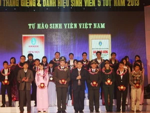 Bí thư thứ nhất Trung ương Đoàn Nguyễn Đắc Vinh trao giải thưởng cho các "Sao tháng Giêng" tiêu biểu".(Nguồn: gdtd.vn)