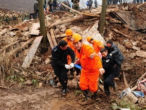 Nhân viên cứu hộ làm nhiệm vụ tại hiện trường vụ lở đất. (Ảnh: Xinhua)