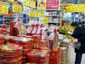 Hàng Tết Việt chiếm ưu thế trên thị trường. (Ảnh: Thế Duyệt/TTXVN)