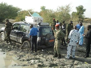 Cảnh sát và binh sỹ Cameroon bên chiếc xe của gia đình người Pháp bị bắt cóc ngày 19/2. (Nguồn: AFP)