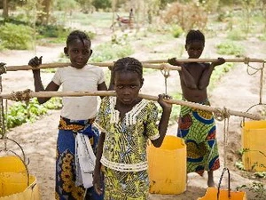 Trẻ em lao động giúp gia đình tại Niger. (Nguồn: AFP/TTXVN)