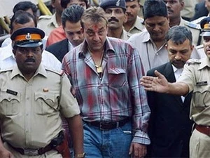Cảnh sát áp giải ngôi sao Bollywood Sanjay Dutt (giữa) rời khỏi toà án Tada ở Mumbai hồi tháng 11/2006. (Nguồn: AFP)