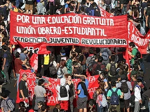 Sinh viên và học sinh Chile biểu tình (Nguồn: UPI)
