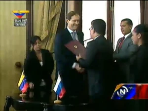 Các bộ trưởng Jaua và Manturov tại lễ ký biên bản cuộc họp liên chính phủ (Nguồn: VTV)