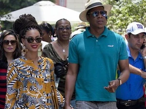 Cặp đôi Beyonce và Jay-Z trên đường phố Cuba. (Nguồn: AP)