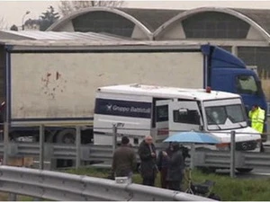 Cảnh sát Italy điều tra tại hiện trường vụ cướp xe chở tiền táo bạo ngày 8/4. (Nguồn: AP)