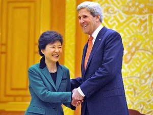 Tổng thống Hàn Quốc Park Geun-Hye (trái) và Ngoại trưởng John Kerry. (Nguồn: AFP/TTXVN)