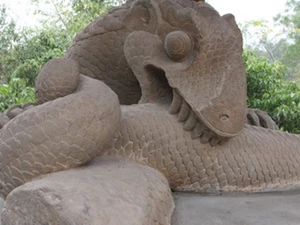 Rồng đá Đền thờ Trạng nguyên Lê Văn Thịnh.