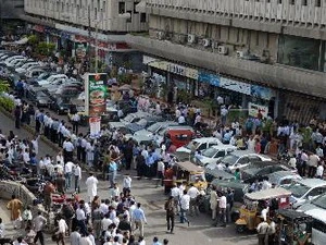Người dân Pakistan đổ ra đường phố ở Karachi sau các cơn dư chấn ngày 16/4. (Nguồn: AFP/TTXVN)