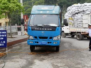 Phun thuốc khử trùng các phương tiện nhập cảnh từ Trung Quốc vào cửa khẩu quốc gia Thanh Thủy - Hà Giang. (Nguồn: TTXVN)