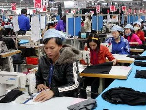 Nhân công giá rẻ là một trong những yếu tố khiến Việt Nam hấp dẫn nhà đầu tư nước ngoài. (Nguồn: TTXVN)