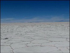 Lithium nằm dưới các cánh đồng muối rộng lớn của Bolivia. (Nguồn: BBC)