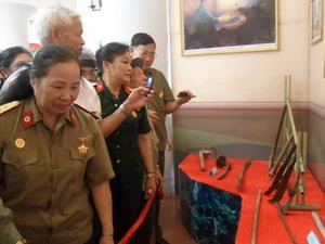 Khách tham quan triển lãm “Kỷ vật Trường Sơn - con đường huyền thoại”. (Nguồn: bacninh.com) 