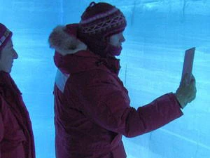 Các nhà khoa học kiểm tra băng bên trong một hố tuyết tại Nam Cực. (Nguồn: dailyclimate.org) 