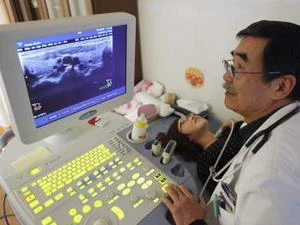 Một bác sĩ đang nội soi theo dõi tuyến giáp của một bệnh nhân tại Nihonmatsu, cách Fukushima 50 km. (Nguồn: Reuters) 