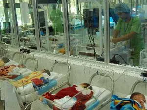 Chăm sóc trẻ sơ sinh tại Bệnh viện Phụ sản Trung ương. Ảnh minh họa. (Nguồn: TTXVN)