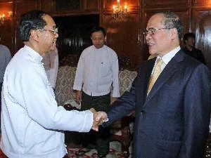Thủ hiến vùng Yangon U Myint Swe (trái) đến chào Chủ tịch Quốc hội Nguyễn Sinh Hùng. (Ảnh: Nhan Sáng/TTXVN)