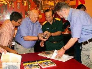 Các đại biểu xem các kỷ vật của quân nhân Việt Nam được phía Australia trao trả. (Ảnh: Trọng Đức/TTXVN)