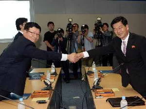 Trưởng đoàn đàm phán Hàn Quốc Suh Ho (trái) và Trưởng đoàn CHDCND Triều Tiên Park Chol-su (phải) tại bàn đàm phán ở khu công nghiệp chung Kaesong ngày 10/7. (Nguồn: AFP/TTXVN)