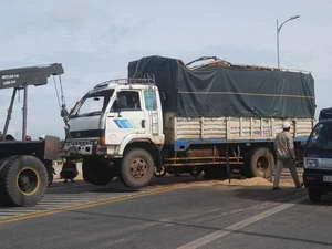 Chiếc xe tải sau khi được cứu hộ. (Ảnh: Văn Trí/Vietnam+)