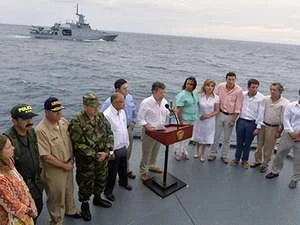 Tổng thống Santos khẳng định quyết tâm bảo vệ chủ quyền lãnh thổ khi thị sát gần vùng biển tranh chấp với Nicaragua. (Nguồn: Phủ tổng thống Colombia)