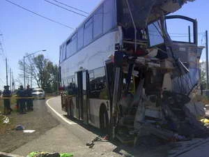 Chiếc xe buýt tại hiện trường vụ tai nạn. (Nguồn: AFP)