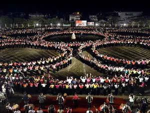2.013 diễn viên và nghệ nhân tham gia màn đại xòe cổ lớn nhất Việt Nam. (Ảnh: Thanh Hà/TTXVN)