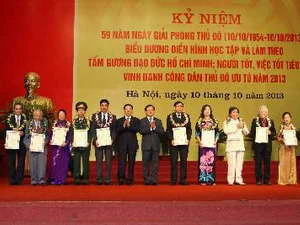 Trao thưởng cho các cá nhân được vinh danh "Công dân Thủ đô ưu tú" năm 2013. (Ảnh: Lâm Khánh/TTXVN)