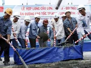 Công nhân đổ bêtông hợp long Cầu Long Thành. (Ảnh: Hoàng Hải/Vietnam+)