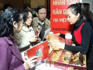 Giới thiệu các sản phẩm nhân sâm Hàn Quốc tại Triển lãm Nhân sâm Hàn Quốc 2012. (Nguồn: TTXVN)