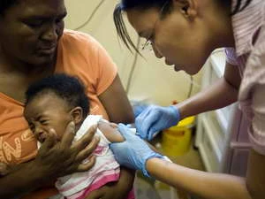 Tiêm vắcxin phòng lao (SATVI) cho trẻ em tại bệnh viện Brewelskloof ở Worcester, Nam Phi. (Nguồn: AFP/TTXVN)