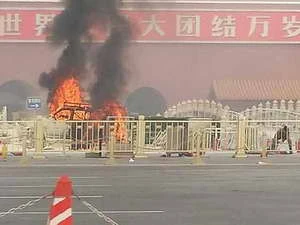Xe Jeep bốc cháy ở Quảng trường Thiên An Môn. (Nguồn: Twitter)