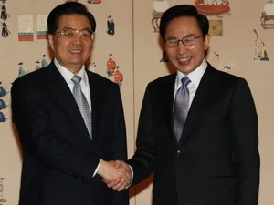 Tổng thống Hàn Quốc Lee Myung-bak (phải) trong cuộc gặp Chủ tịch Trung Quốc Hồ Cẩm Đào. (Ảnh: AFP/TTXVN) 