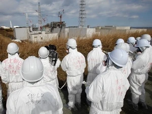 Tham quan nhà máy điện hạt nhân Fukushima Daiichi. (Ảnh: AFP/TTXVN)