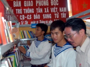 Tủ sách vì Trường Sa thân yêu của TTXVN tặng xã Song Tử Tây (Ảnh: Văn Tiếp-Tiên Minh/Vietnam+)