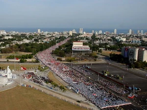 Diễu binh và diễu hành kỷ niệm 50 năm chiến thắng Hiron ở Cuba. Ảnh minh họa (Nguồn: Internet)