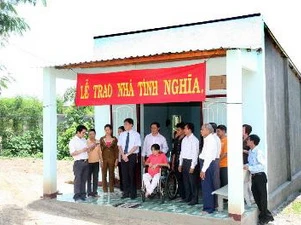 Quang cảnh lễ trao tặng nhà tình nghĩa cho nạn nhân Đào Thị Thanh Kiều (Ảnh: ĐÌnh Huệ/TTXVN)