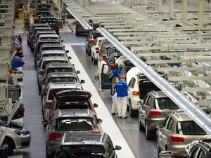 Công nhân Volkswagen trong dây chuyền sản xuất ở Wolfsburg, Đức. Ảnh minh họa. (Nguồn: AFP/TTXVN)