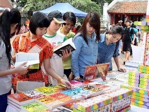 Các bạn trẻ tham gia đọc sách tại ngày hội sách và văn hóa đọc 2012. Ảnh minh họa (Ảnh: Quý Trung/TTXVN)