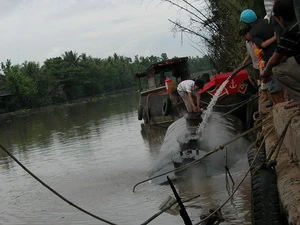 Tàu chở dầu bị cháy trên sông ở Sóc Trăng đang được trục vớt (Nguồn: Internet)