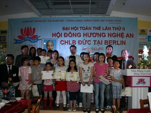 Đại diện BCH Hội đồng hương Nghệ An tại Đức tặng giấy khen cho các cháu có thành tích học tập xuất sắc (Ảnh: Thanh Hải/Vietnam +) 