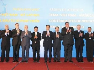 Thủ tướng Nguyễn Tấn Dũng và các Trưởng đoàn các nước Mỹ Latinh chụp ảnh chung. (Ảnh: Thống Nhất/TTXVN) 