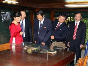 Đoàn đại biểu Ủy ban TƯ Mặt trận Dân chủ Thống nhất Tổ quốc Triều Tiên do ông KimWan Su dẫn đầu thăm nơi ở và làm việc của Chủ tịch Hồ Chí Minh. (Ảnh : Nguyễn Dân /TTXVN)
