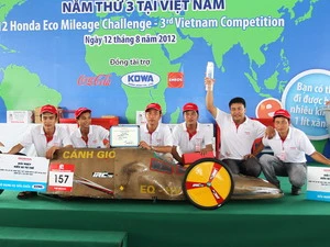 Các thành viên đội Cánh Gió bên chiếc xe đoạt giải. (Ảnh: Văn Xuyên/Vietnam+)