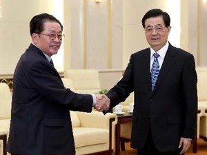 Thủ tướng TQ Ôn Gia Bảo (phải ) có cuộc gặp với Phó Chủ tịch Ủy ban Quốc phòng Triều Tiên Jang Song Thaek (trái). (Nguồn: THX-TTXVN).