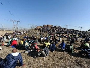 Các thợ mỏ biểu tình tại mỏ bạch kim ở Rustenburg ngày 14/8. (Nguồn: AFP/TTXVN).