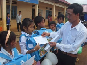 Đại diện Nhãn hàng Cô gái Hà Lan trao tặng học bổng cho học sinh nghèo ở Đắk Nông. (Ảnh: Anh Thư/Vietnam+).