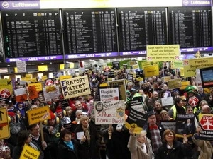 Nhân viên sân bay Frankfurt bãi công biểu tình phản đối giới chủ. (Nguồn: Reuters).