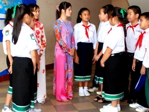 Cô giáo và học sinh trường Nguyễn Du tại Lào trong ngày đầu năm học. (Ảnh: Hoàng Chương/Vietnam+).